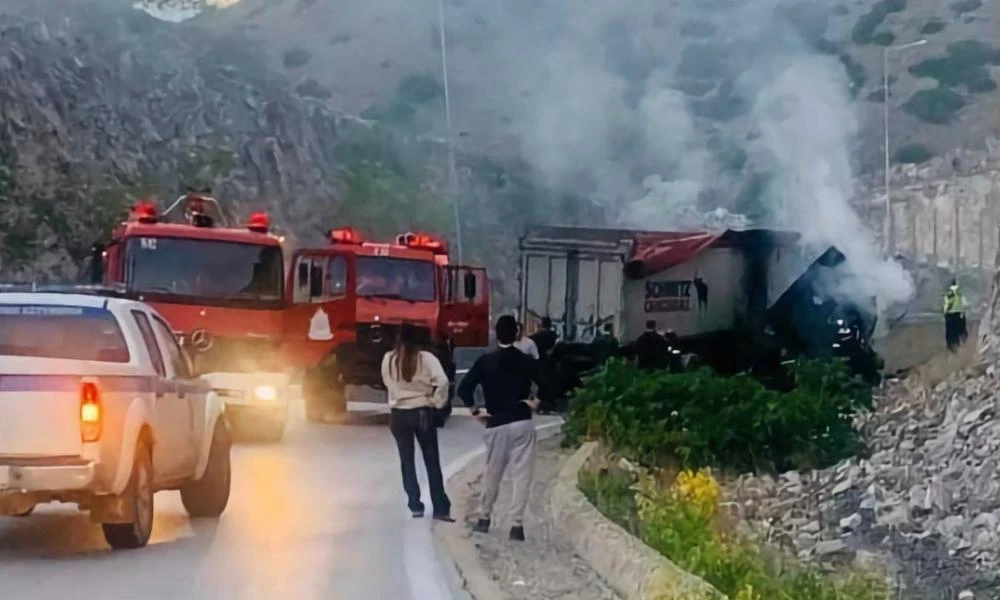 Νεκρός ο οδηγός που εγκλωβίστηκε στην καμπίνα νταλίκας μετά από τροχαίο στην Τσαριτσάνη Λάρισας